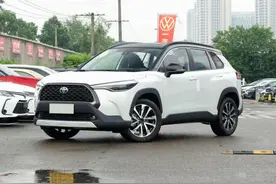 丰田终于开窍了，标配2.0L动力，一公里不到4毛钱，解读丰田锐放图片