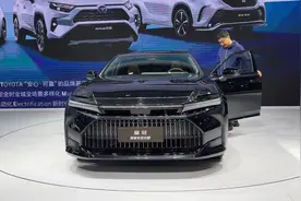 新车丨售价42.9万元，搭2.4T四驱，油耗6L，丰田皇冠竞争A6L、5系图片