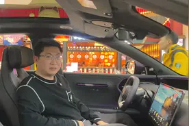 紫色氛围的阿维塔07，除了高级还是高级