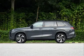 奥迪Q6，车长5米多，搭载6缸2.5T，价格亲民，可惜月销才2位数图片