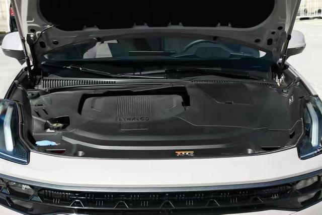 体验领克06 PHEV，颜值高还省油，顶配售价17.18万，值得入手吗？