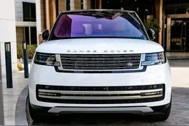 新版长轴版路虎揽胜：双色车身+3.0T，气场强大，空间宽裕图片