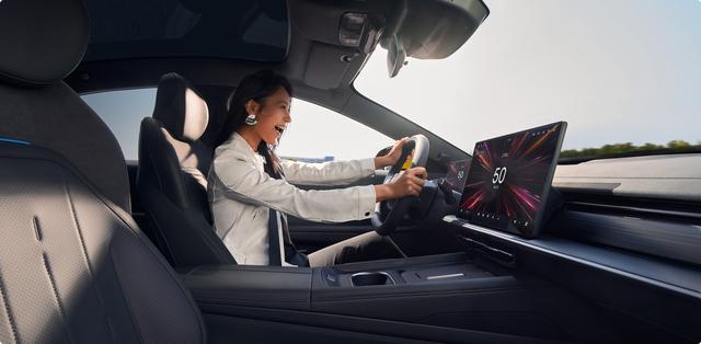 颜值智能操控三在线 东风奕派 eπ007+ 15 万级智美轿跑新选择