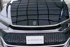 “黑武士”丰田皇冠亮相，质感一流，2.4T引擎+炫酷外观，犀利图片