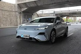 吉利银河E8：没想到这么大的车，竟然这么好开！图片