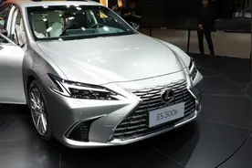 29.99万起，2025款雷克萨斯ES上市，设计调整，换装大屏+贯穿尾灯图片