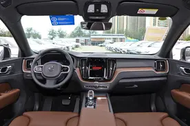 豪华中型SUV沃尔沃XC60，配四驱+空气悬挂+48混动，油耗不高图片