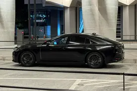 丰田皇冠Sedan实车现身，长超5米+油耗6.21L，配后驱+自适应悬架图片