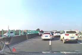 高速发生车祸该如何处理？喵哥教你正确的步骤，关键时刻能保命图片