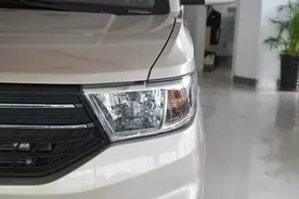 配1.5L发动机，百公里综合油耗6.4L，五菱宏光V实力怎么样？图片