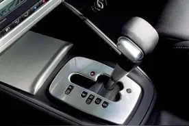 自动挡停车大忌：切勿直接D档推P档，正确方法揭秘！图片