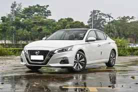 第七代日产天籁，外观大气，底盘扎实图片