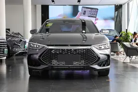 5.2L油耗，轴距2920mm豪华性能旗舰大轿车，提速3.7S，比亚迪汉DM图片