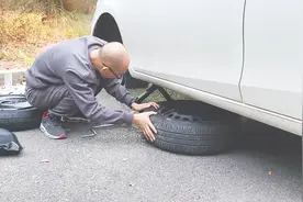 车子爆胎了如何换备胎，手把手教你十分钟搞定 ，新手一看就会图片