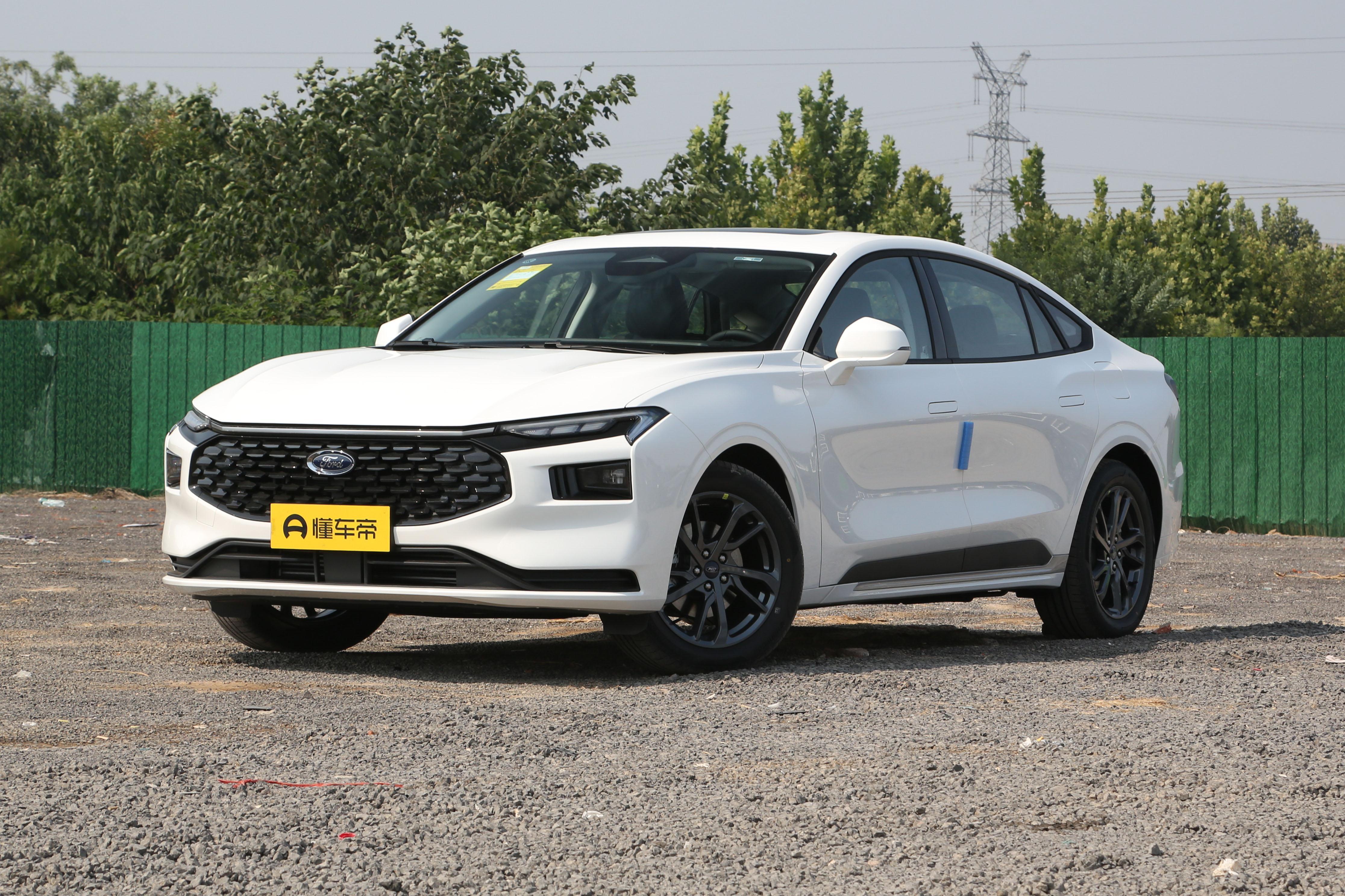 B级燃油车对比 福特蒙迪欧2025款EcoBoost245豪华型与别克君越2025款28T白金版选购指南_新君越2.0t油耗大吗