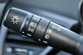 新手上路不会使用灯光？看过来，汽车灯光使用一次全看懂！图片