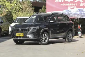 年轻人的第一台SUV，售9.33万起，空间动力兼备，带你看荣威RX5图片