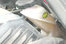 车子到底多久更换一次刹车油？告诉你真正的换油标准，别被坑了图片