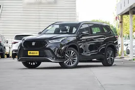 车长超5米，百公里油耗5.82L，选家用SUV来看一汽丰田皇冠陆放图片