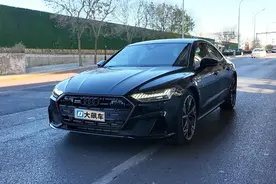 奥迪A7L：偏运动的德系车，跑高速是把好手！图片