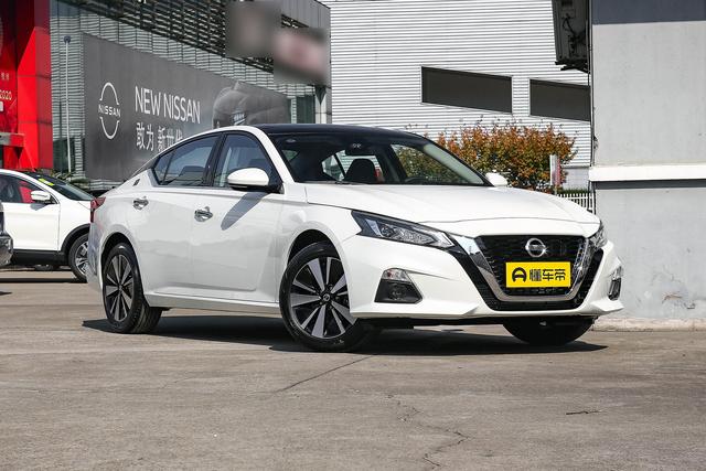 公认的舒适王！车长超4米9+祖传“大沙发”，日产天籁该怎么选？