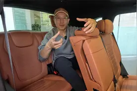实测奔驰新GLC第三排 - 很挤但有实用性，能坐人！视频封面