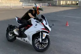 易操控、好翘头！QJMOTOR OAO电摩试驾，入门级仿赛新选择！图片