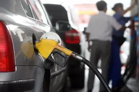 汽车加200块钱的油，如果跑不到这个数，还不如打车出门图片