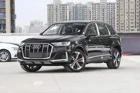 实拍奥迪Q7，2.0T爆发265马力，全系8AT带四驱，为何不火？图片