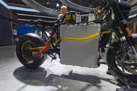 售价17万多，国产首款AI新能源摩托车达芬骑DC100开启量产交付！图片