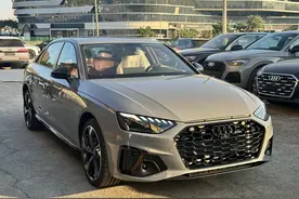 25款奥迪A4L实车到店，增logo车贴/换12点方向盘，标配30色氛围灯图片