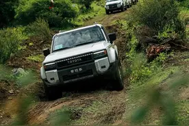 搭载2.4T混动，标配全时四驱，试驾全新丰田普拉多图片