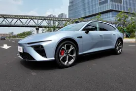 一句话总结：好看好开好用，试驾哪吒S猎装轿车图片