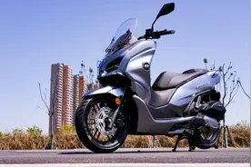 功能最强的国产踏板，QJMOTOR鸿150实测，操控给力、智能车机惊艳图片