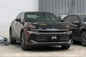 第16代丰田皇冠回归，风格大变样，用户还会接受这样的皇冠吗？图片