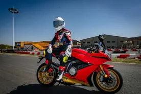 女车手遇到最美仿赛—车手刘凡试驾杰迪K750图片