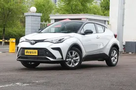 准备入手小型SUV？可以看看这台新款丰田奕泽IZOA，油耗不到6个图片