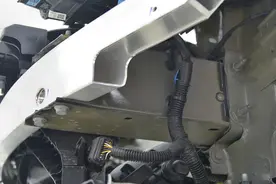 特斯拉Model3拆解：前后铝合金防撞梁，别的车还真舍不得用！图片