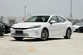 丰田凯美瑞，惠后13.98万，2.0L发动机，油耗稳定，值得入手吗？图片