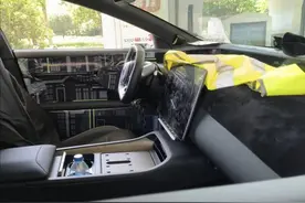 弧面全景屏加扁平方向盘，阿维塔12内饰测试谍照曝光图片