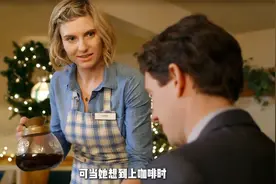 女孩为陌生顾客端上食物，没想到对方却直接喊出了她的名字视频封面