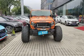 坦克300不舍得狠造，花18万买台牧马人，全车没有一个地方不改装图片