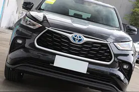 32万提了丰田汉兰达，开了三年再去看新车，大腿都要拍肿了图片