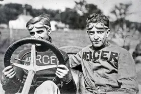 沉入海底、千万销售、禁止上路，1910年的车与人...图片