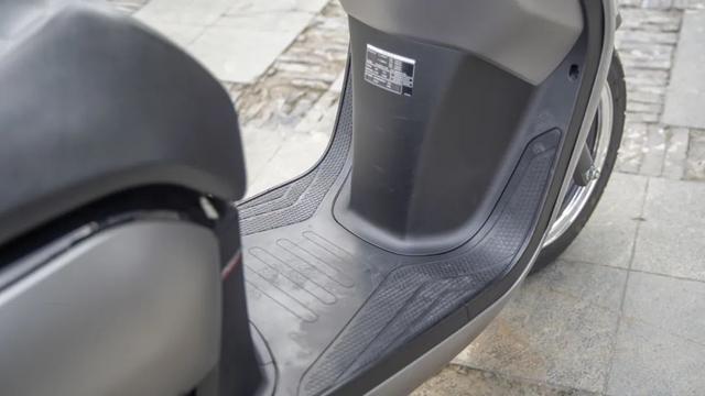 一万出头的高颜值本田复古踏板——新大洲本田NS125LA静态评测