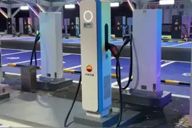 中石油充电站开业，网友：割完油车割电车图片