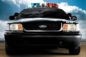 为什么5.8升V8发动机的福特维多利亚皇冠，成为美国警车代名词？图片