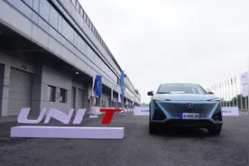 试驾“红标”长安UNI-T：2.0T+爱信8AT+弹射模式！比领克02HB便宜图片