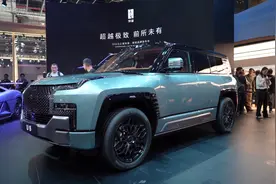 上海车展看仰望U8：云辇技术太硬核，人山人海，老外看了细细琢磨图片