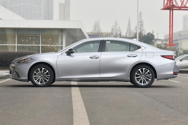 丰田中大型豪华代表,空间舒适安静,油耗低品质好,雷克萨斯ES